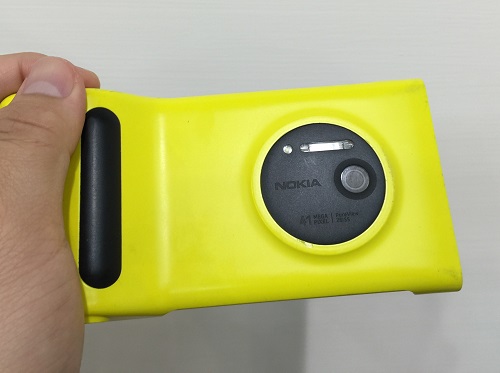  Nokia Lumia 1020 加上照相手把 